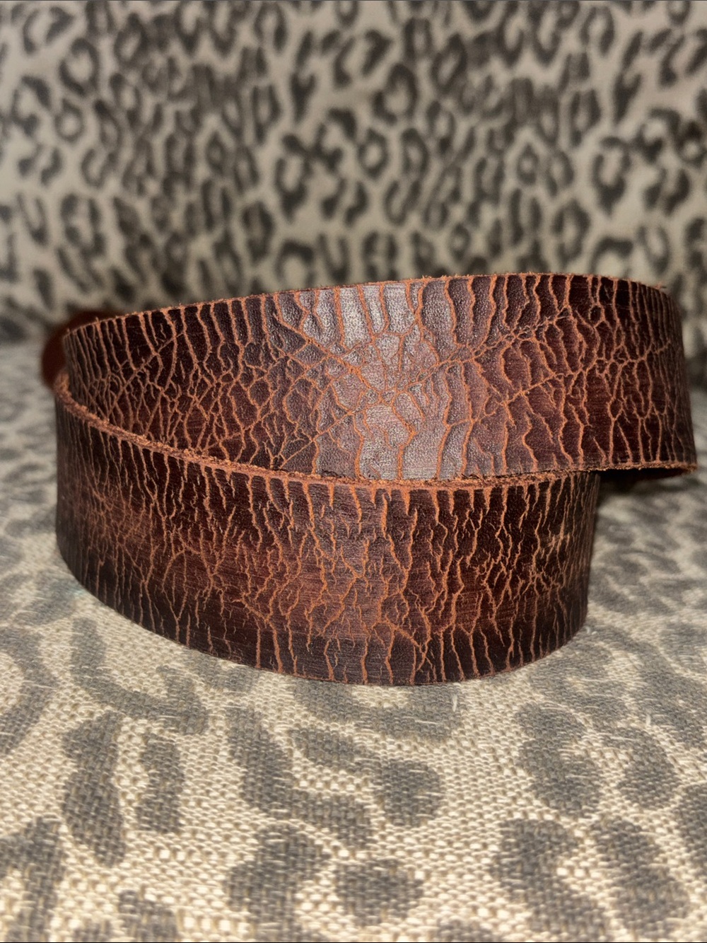 Distressed textured thick leather belt lived in grunge dark brown silver buckle - Picture 4 of 11